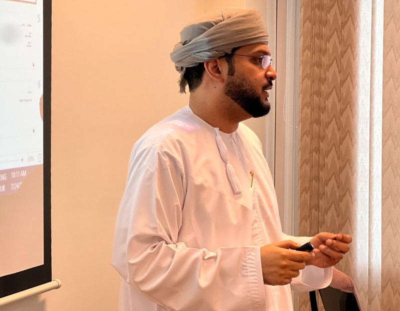 المكلفة بأعمال المدير العام لتعليمية ظفار تطلع على البرنامج الصيفي للطلبة الموهوبين بصلالة