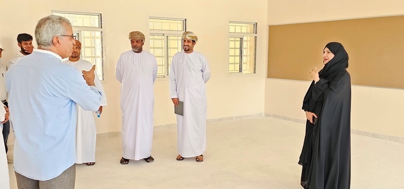 المكلفة بأعمال المدير العام تقوم بزيارة تفقدية لمشروع المدرسة بمنطقة صحلنوت بولاية صلالة