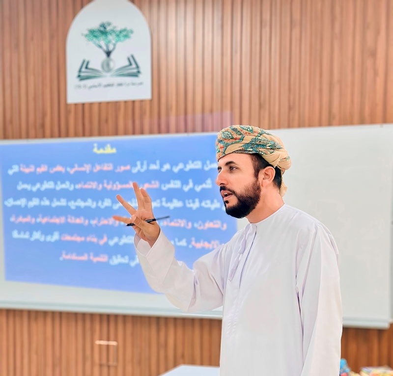 فعاليات تدريبية متميزة في مركز درة ظفار الصيفي لتنمية مهارات الطالبات