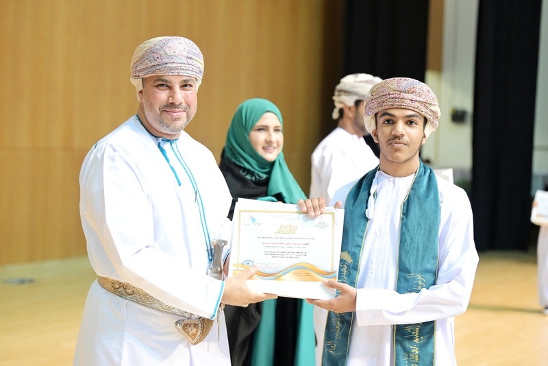 تعليمية ظفار تحتفل بتكريم الطلبة المجيدين في التحصيل الدراسي