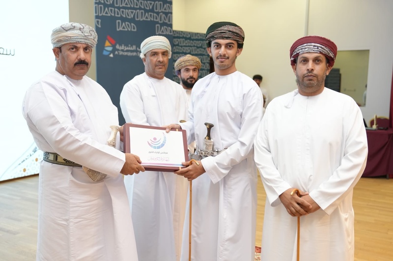 مجلس أولياء الأمور بولاية الكامل والوافي يحتفل بتكريم أوائل طلبة دبلوم التعليم العام على مستوى مدارس الولاية
