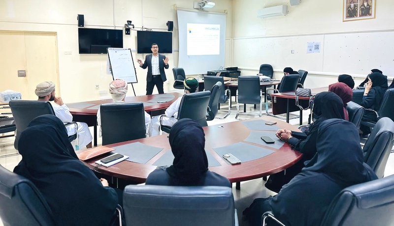 ورشة تطوير المؤشرات الوطنية الدامجة في المدارس بتعليمية ظفار