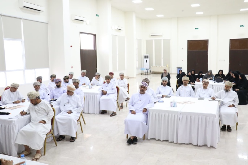 ناقشة المستجدات التربوية والإدارية وبحث سُبل رفع مستويات التحصيل الدراسي بتعليمية جنوب الباطنة