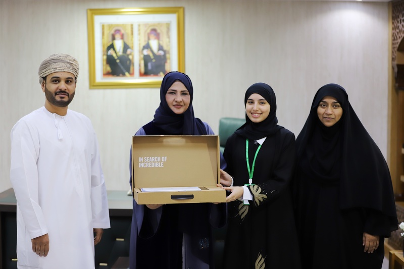 تعليمية ظفار تكرم عددًا من الطالبات المجيدات في المسابقات الأدبية والعلمية