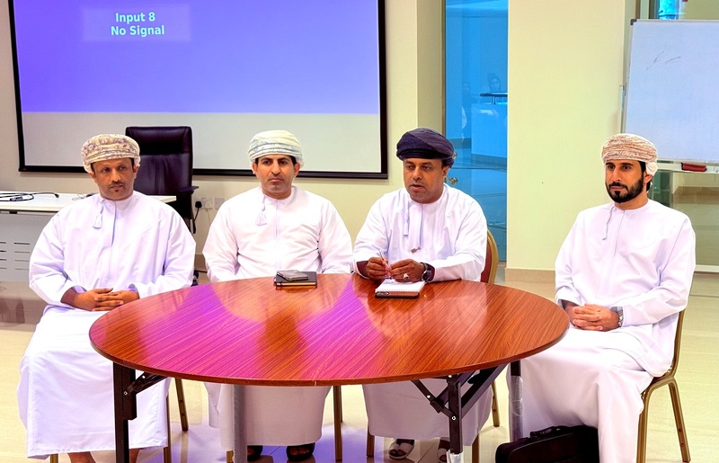 حلقة نقاشية بتعليمية ظفار حول الخطة الخمسية الحادية عشرة لوزارة التربية والتعليم