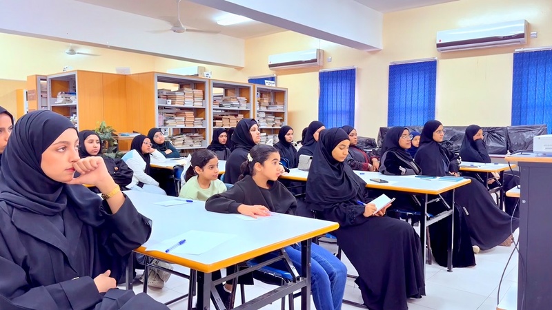 ورش نوعية في مركز السعادة الصيفي لتعزيز مهارات اللغة والذكاء الاصطناعي لدى الطالبات