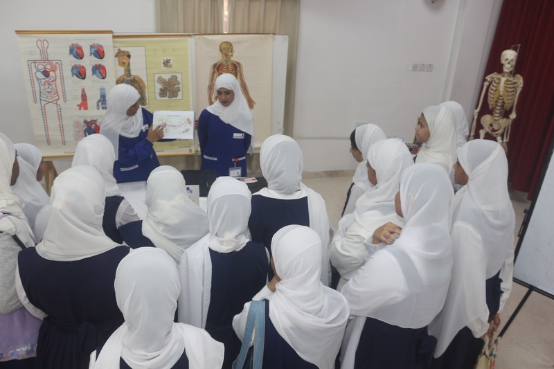 كلية عمان للعلوم الصحية بجنوب الشرقية تستعرض تطبيقاتها في الأسبوع الوطني للعلوم والتكنولوجيا