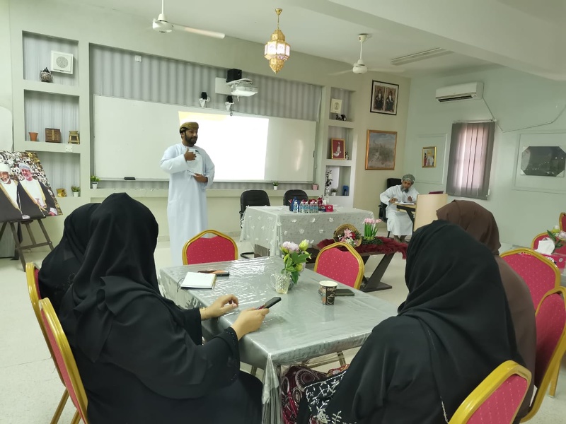 تواصل قافلة الوسائل التعليمية بتعليمية محافظة الظاهرة