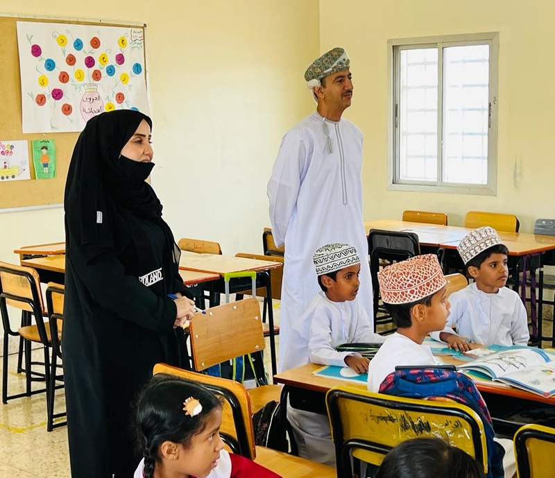 مدير عام تعليمية ظفار يواصل زياراته الميدانية لعدد من مدارس ولاية صلالة   