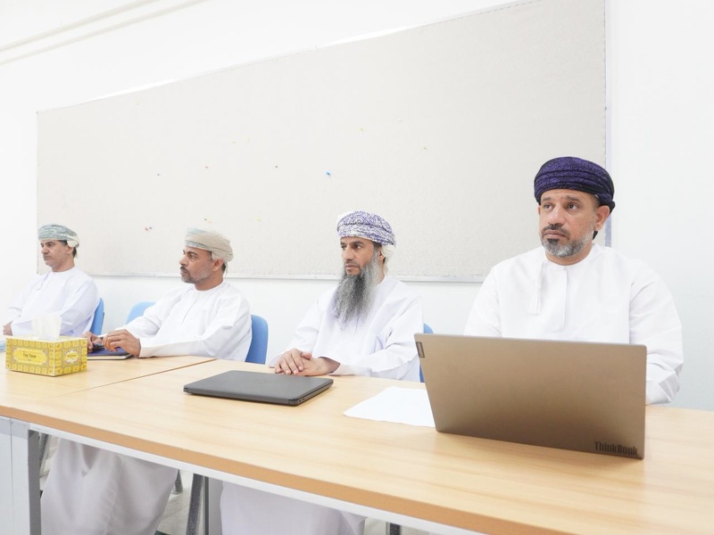 تنظيم برنامج تدريبي لفرق الاشراف التربوي اللامركزية لتقويم أداء المدارس بتعليمية محافظة الظاهرة 