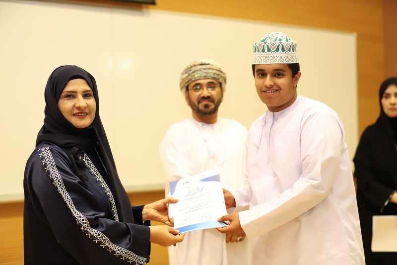 تعليمية ظفار تكرم الطلبة والمشاركين في برنامج 