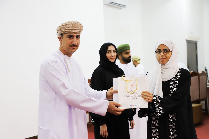 تعليمية ظفار تكرم 99 من المجيدين في الابتكار العلمي والذكاء الاصطناعي والالمبيادات العلمية .