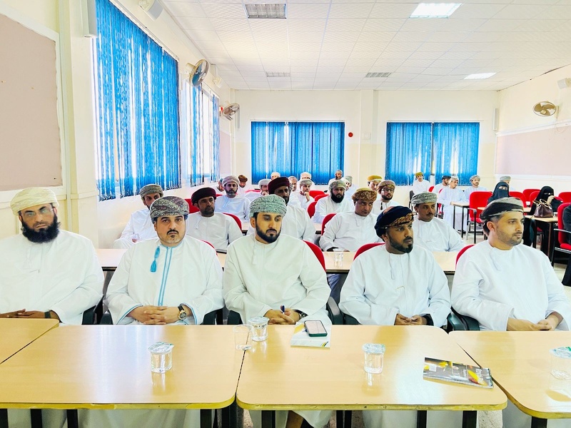 تعليمية ظفار تجتمع برؤساء مراكز دبلوم التعليم العام