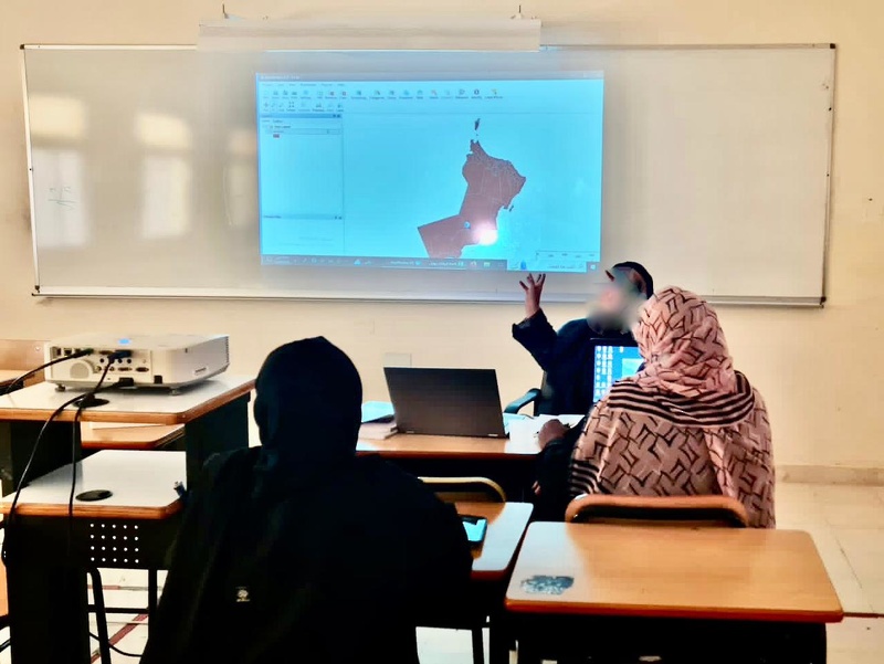 انطلاق الزيارات الإشرافية لمتابعة توظيف برنامج جوجل ايرث  Google Earth في المواقف التعليمية بتعليمية ظفار