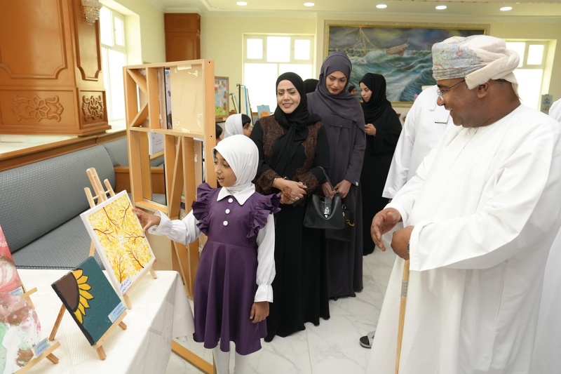 افتتاح المعرض الفني (لآلئ لونية)