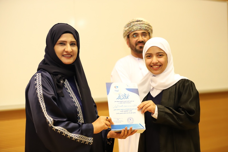 تعليمية ظفار تكرم الطلبة والمشاركين في برنامج 
