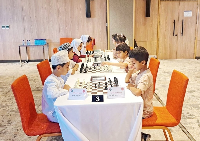 فريق مدرسة مجان للشطرنج يستهل مشاركته في نهائيات دوري المدارس بمسقط بأداء واعد