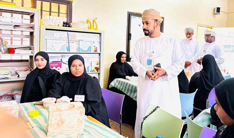  متابعة البرنامج الصيفي لطلبة المدارس بتعليمية ظفار