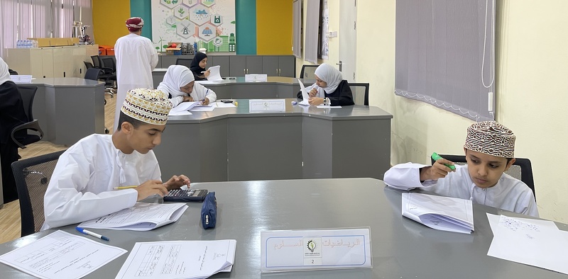 تطبيق اختبار التصفية الأول للأولمبيادات العلمية الوطنية لطلبة مدارس تعليمية ظفار