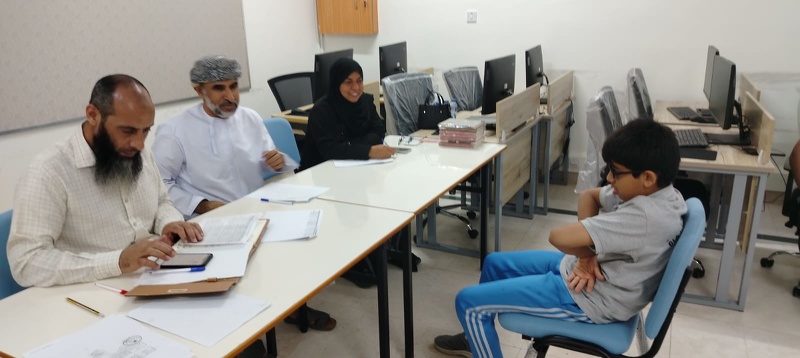 لجنة التحكيم النهائية لمسابقة القرآن الكريم تقيم طلبة الدمج الفكري والتوحد بتعليمية محافظة الظاهرة 