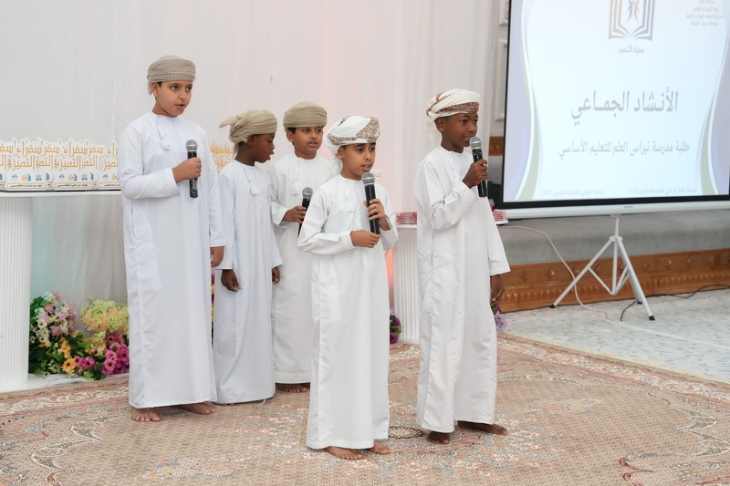 والي جعلان بني بوعلي يكرم المجيدين بمدرستي عاصم بن عدي والجوابي للتعليم الاساسي