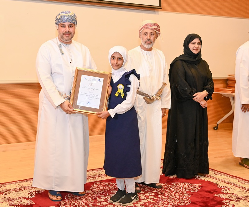 تكريم الطلبة الفائزين بجائزة الإبداع الأدبي بمدارس تعليمية ظفار
