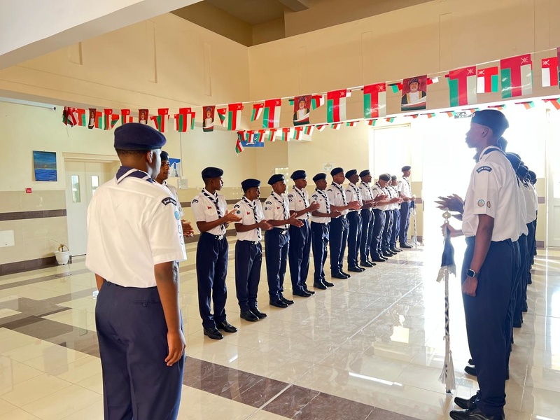 مدير عام المديرية العامة للكشافة والمرشدات يزور مدرسة السلطان قابوس بنين