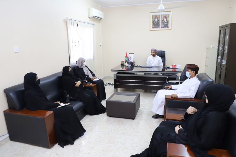 فريق من المعهد التخصصي للتدريب المهني للمعلمين يختتم زيارته لمدارس تعليمية ظفار