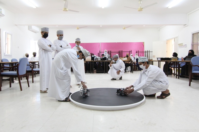 تنظيم مسابقة الروبوت والذكاء الاصطناعي للمدارس بتعليمية محافظة الظاهرة 