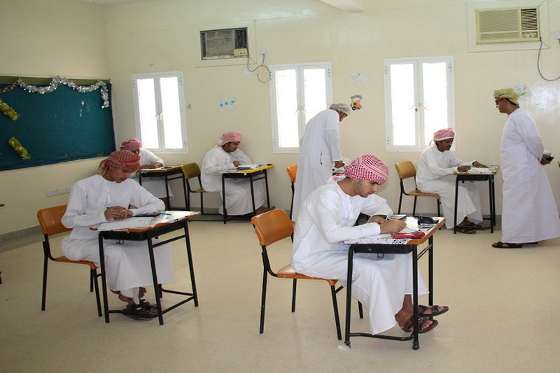656 طالبا وطالبة يجلسون لأداء امتحانات دبلوم التعليم العام ب 