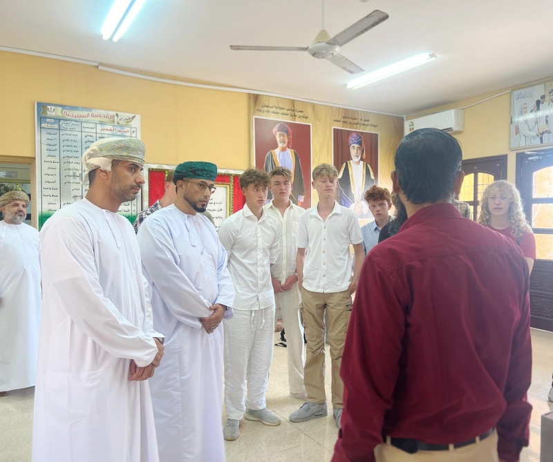 زيارة طلاب نذرلاند إلى مدارس تعليمية ظفار
