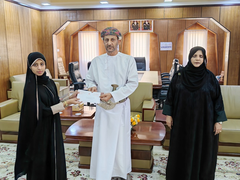 والي ثمريت يكرم أحدى الشركات الطلابية بمدارس الولاية .