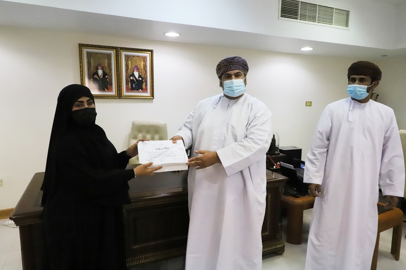 تسليم الجوائز للفائزين على مستوى السلطنة في برنامج التنمية المعرفية بتعليمية ظفار