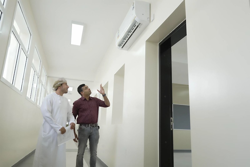 التربية والتعليم تستلم مبنى مدرسة 11 يناير للتعليم الأساسي في ولاية محوت بمحافظة الوسطى