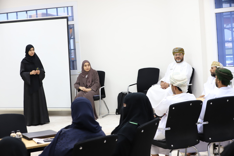 جلسات مشاركة مع مجالس أولياء الأمور  حول التحول الرقمي بتعليمية ظفار