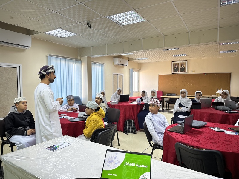 تطوير مهارات الطلبة الموهوبين بشمال الباطنة