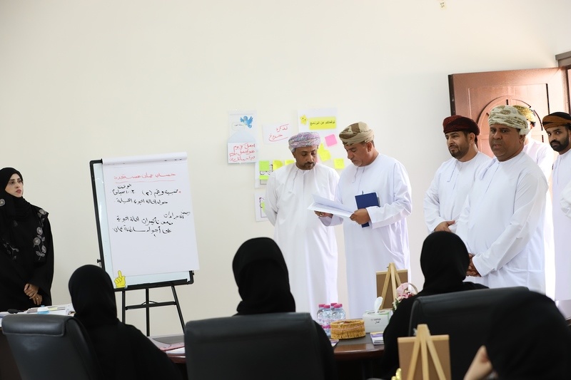 مستشار الوزيرة لشؤون أمن الوزارة يطلع على تنفيذ البرنامج التدريبي إدارة المخاطر والحالات الطارئة بتعليمية ظفار