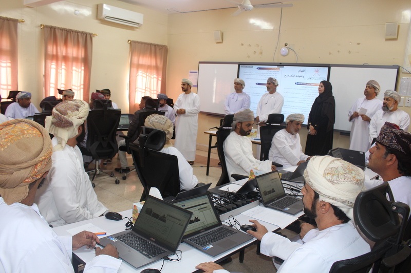 وكيل وزارة التعليم للتعليم يطلع على سير أعمال مركز تصحيح عبري لامتحانات دبلوم التعليم العام بمحافظة الظاهرة