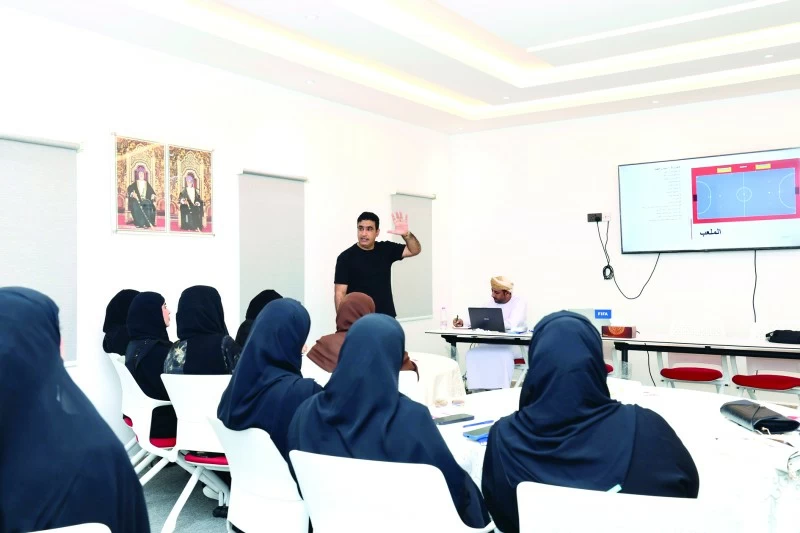 لجنة الرياضة المدرسية بشمال الباطنة تنظم برنامجًا في تدريب وتحكيم كرة القدم