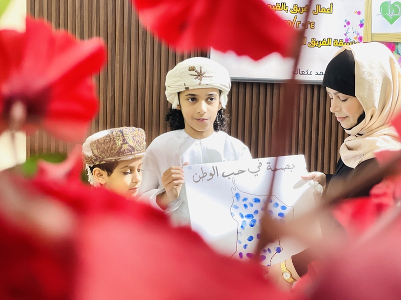 مدرسة فاطمة الزهراء الخاصة بصلالة تقيم معرضاً بعنوان بالقيم نحيا