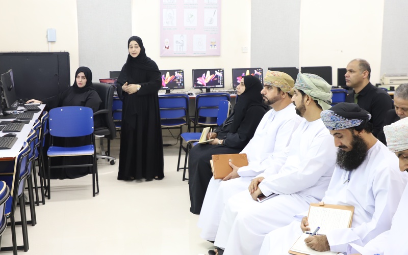 زيارة لمتابعة الفرق الإشراقية غير المركزية في تنفيذ منهجية الرؤية الإشراقية بتعليمية ظفار .