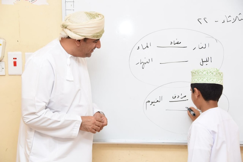 مستشار وزيرة التربية والتعليم للشؤون الادارية يزور عدد من مدارس جنوب الشرقية 