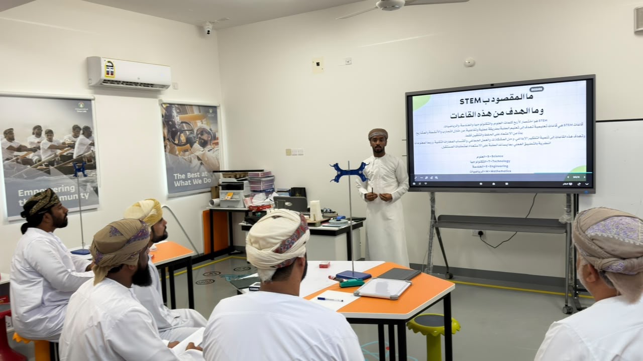 وزارة التعليم تنفذ زيارة ميدانية لتقييم أثر مبادرة قاعات STEM Oman بجنوب الشرقية