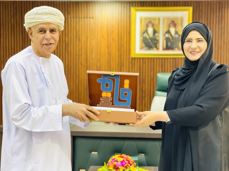 المديرة العامة للتربية والتعليم بمحافظة ظفار تستقبل أعضاء اللجنة العمانية لحقوق الإنسان، وممثل جمعية الأطفال أولًا