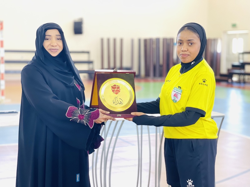 مدرسة عائشة بنت أبي بكر تتوج بلقب دوري المدارس للفتيات لكرة القدم بتعليمية ظفار