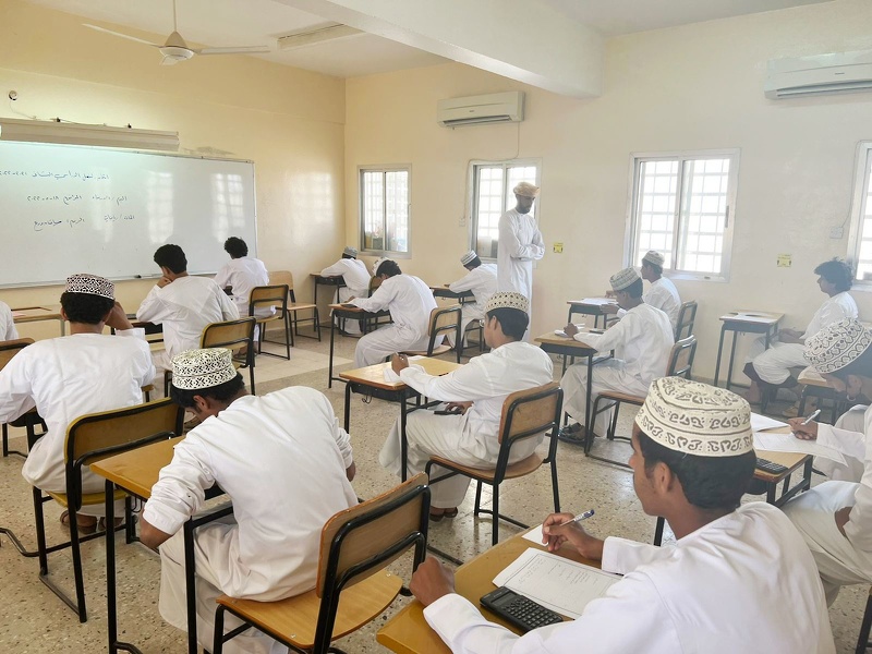 طلبة مدارس تعليمية ظفار يؤدون أول اختبارات النقل للصفوف من (11-5) للفصل الدراسي الثاني للعام الدراسي 2022-2021