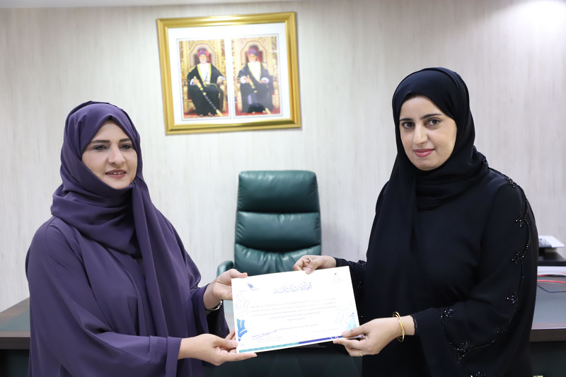 المكلفة بأعمال المدير العام بتعليمية ظفار  تكرم فريق مدرسة منبع الحكمة للتعليم الأساسي(5-10) 