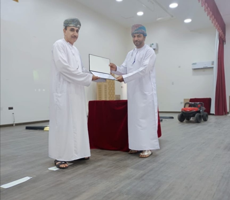 التوعية بمباديء السلامة المروروية لسائقي الحافلات ب المدرسية بولاية الرستاق