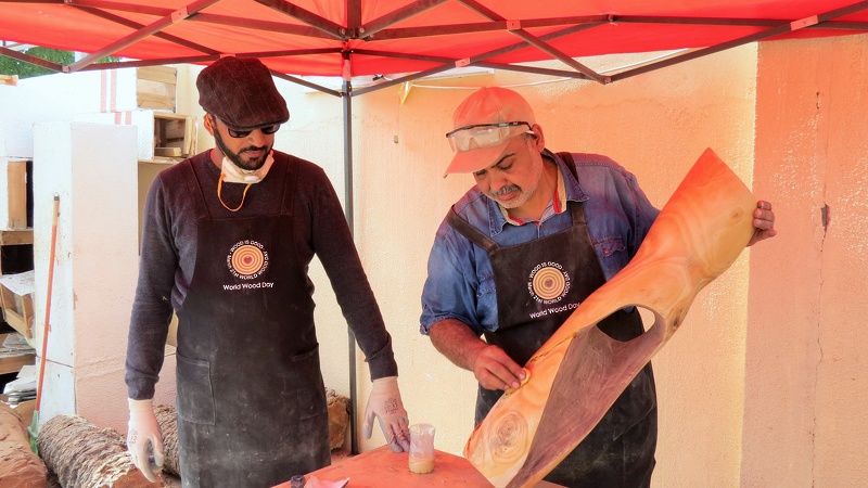 تعليمية الظاهرة تختتم برنامج الفنون التشكيلية حول تقنيات النحت على الخشب