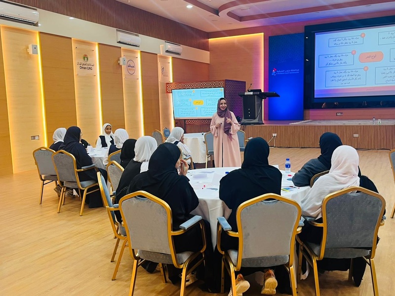 طالبات مدرستي لبابة بنت الحارث والخنساء يشاركن في المحاضرة الثقافية بعنوان (مسؤوليتي في صناعة قصتي)